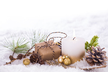 Weihnachten  -  Weiße Kerze mit Geschenk im Schnee