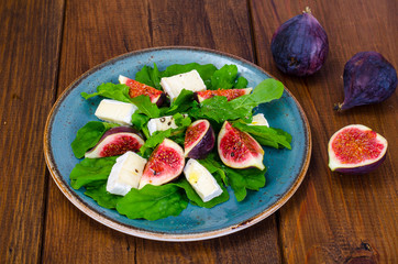 Salad with figs, arugula and cheese brie