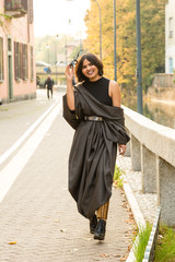 Naklejka premium Indian woman posing in an urban context