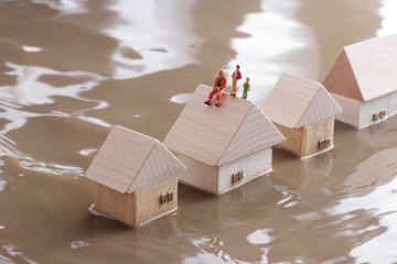 水害により家の屋根に避難する住民