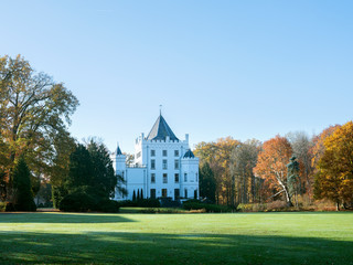 Fototapeta na wymiar castle sandenbroek near langbroek in the netherlands during autumn