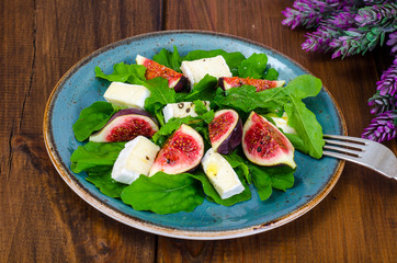 Salad with figs, arugula and cheese brie