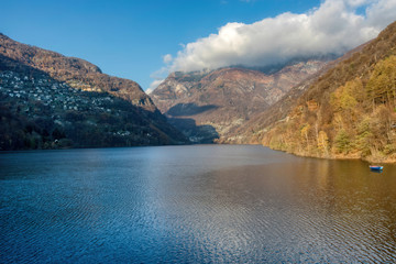 Obraz premium Lago alpino in autunno