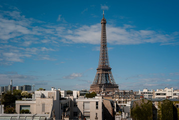 La Tour Eiffel vue depuis la terrasse d'un immeuble du 7e arrondissement. Paris, FRANCE, 31 juillet 2018