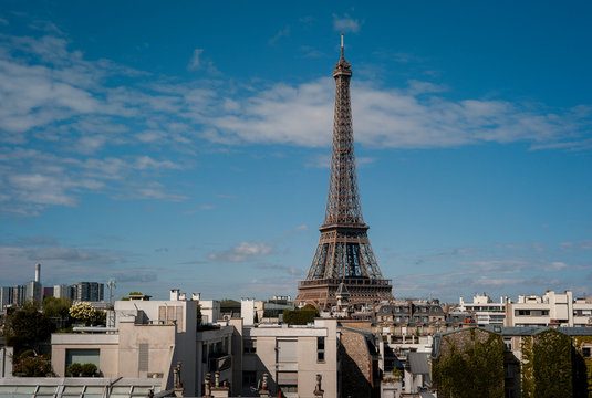 La Tour Eiffel vue depuis la terrasse d'un immeuble du 7e arrondissement. Paris, FRANCE, 31 juillet 2018