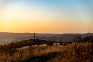 Petite antenne relais dans la campagne en fin de journée