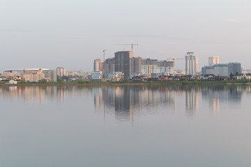 Naklejka premium The reflection of the city in the lake