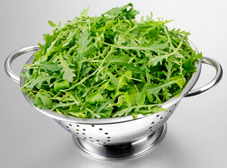WILD ROCKET LEAVES IN COLANDER