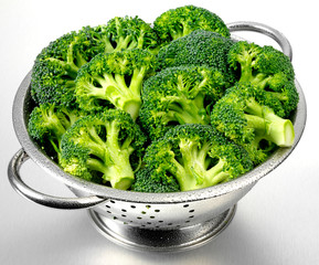 BROCCOLI FLORETS IN COLANDER