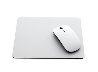 White wireless mouse on a mouse pad isolated on a white background © Ievgen Skrypko