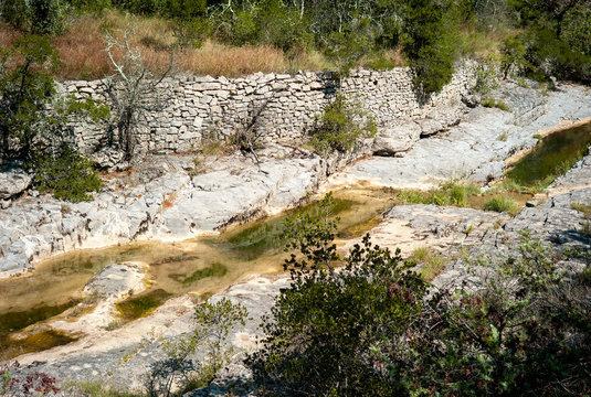 Succession de gours (trous d'eau) dans le lit du Granzon pr&egrave;s des Vans, Ard&egrave;che, 24 juillet 2018.