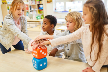 Gruppe Kinder stapelt Hände als Team Konzept