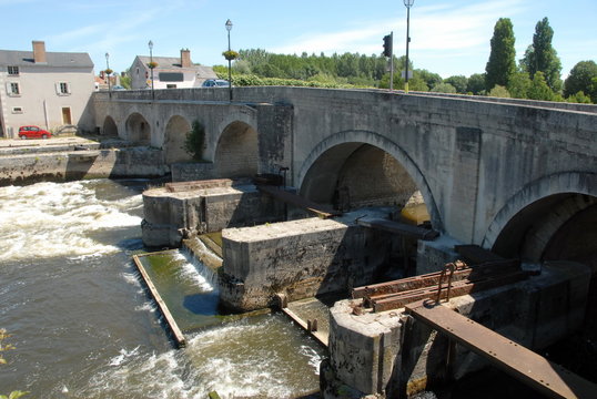 Vieux pont enjambe le Cher dans la ville de Saint-Aignan-sur-Cher, département du Loir et Cher, France
