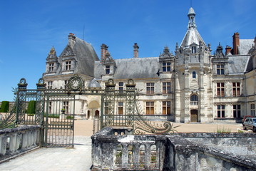 Fototapeta na wymiar Château de Saint-Aignan, portail d'entrée, ville de Saint-Aignan-sur-Cher, département du Loir et Cher, France