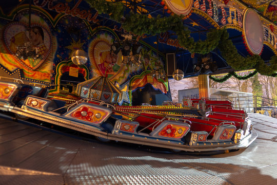 Leeres Karusell, Fahrgeschäft auf Kirmes, Rummelplatz
