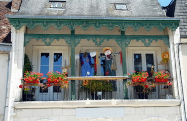 Fototapeta na wymiar Balcon fleuri, ville de Saint-Aignan-sur-Cher, département du Loir et Cher, France