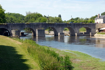 Fototapeta na wymiar Vieux pont enjambe le Cher vers Saint- Aignan-sur-Cher, département du loir et Cher, France