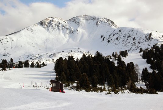 Montagna in Val di Fiemme, Trentino Alto Adige con neve, pini e nuvole bianche