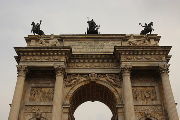Fototapeta na wymiar Arco della Pace a Milano in primo piano
