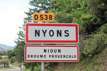 VILLAGE TYPIQUE DE NYONS - DROME