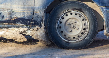 Obraz premium Car wheel in the snow in winter