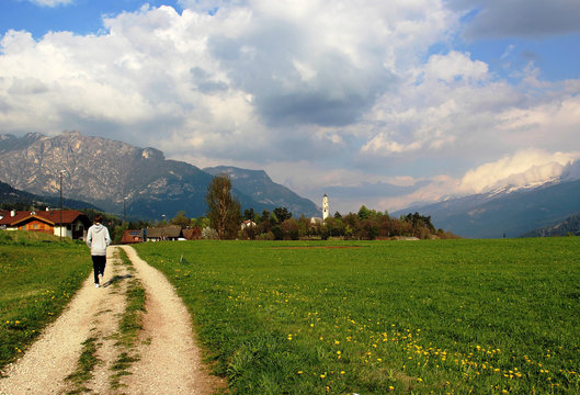 Ragazza di spalle percorre sentiero a Cavalese, Trentino Alto Adige