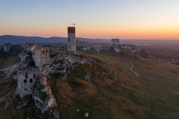 ruiny średniowiecznego zamku o zachodzie słońca Olsztyn