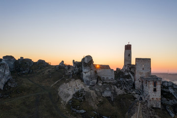 Fototapeta premium ruiny średniowiecznego zamku o zachodzie słońca Olsztyn