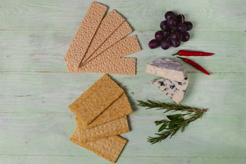 Crispbreads with blue cheese and diet food