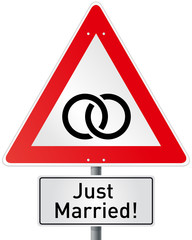 Verkehrszeichen Achtung mit Ringen und Zusatz Just married