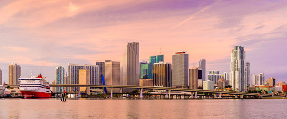 Fototapeta premium Miami, Florida, USA Bay Skyline