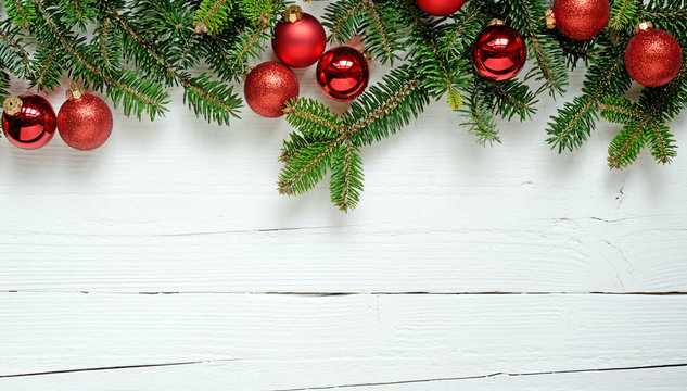 cornice di Natale con rami di abete e palline rosse