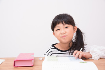 勉強をする小学生の女の子