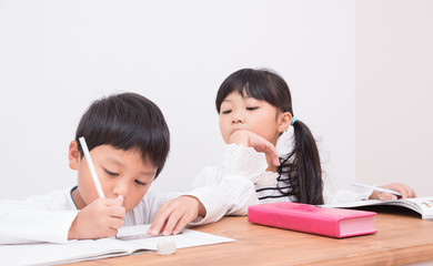 勉強を教える姉