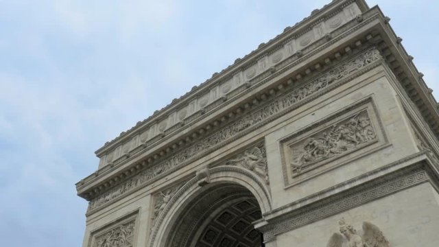 Revealing establishing shot of the triumphal arch in Paris