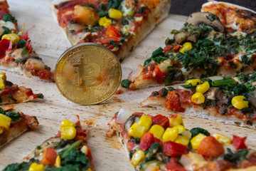 Fototapeta na wymiar Bitcoin Münze und Pizza