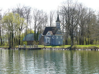 Obraz premium See Kapelle Bäume