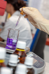 Pipette füllt Flüssigkeit in Reagenzglas