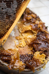 Miel et cire d'abeille récolte produits de la ruche rucher et abeille désoperculation des alvéoles des cadres de la ruche en plan rapproché métier apiculteur travail apiculture