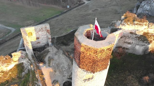 flaga polski na wierzy ruin średniowiecznego zamku