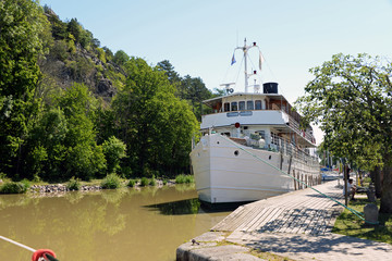 Ausflugsdampfer auf dem Götakanal bei Söderköping
