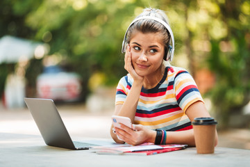 Portrait of a smiling young teenage girl