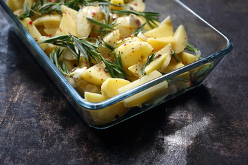 Opiekane ziemniaki z ziołami i oliwą. Kuchnia ekologiczna.  © foodandcook