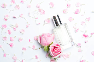 Obraz na płótnie Canvas Perfume bottles and rose on white background