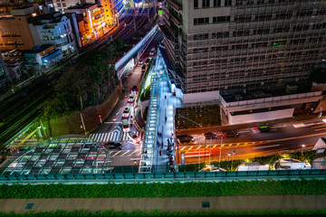 展望台から見下ろした都市の夜景、車が行き交う道路