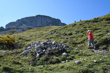 wanderer im kleinwalsertal unter dem hohen ifen