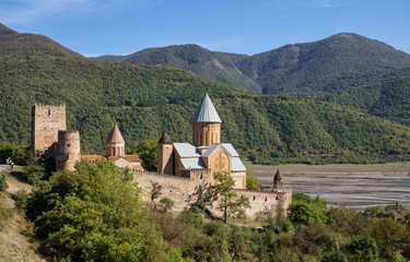 Fototapeta na wymiar Ananuri Fortress