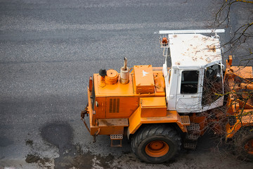 Technique for laying asphalt.