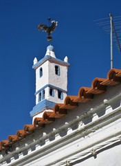 Kleiner Kamin mit Torre de Belem Form auf einem dach in Portugal