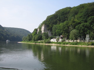 Fototapeta na wymiar Donaudurchbruch mit Klösterl bei Kelheim
